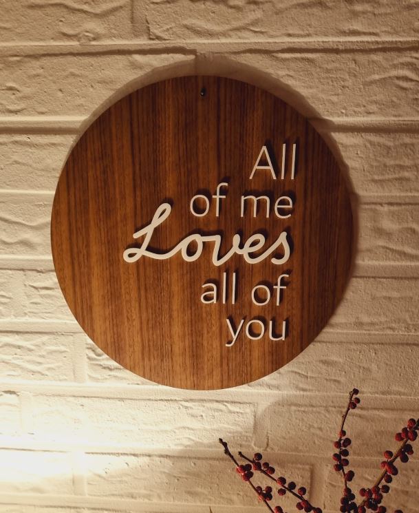 Schild All of me Loves all of you Walnussholz / Acryl 30cm