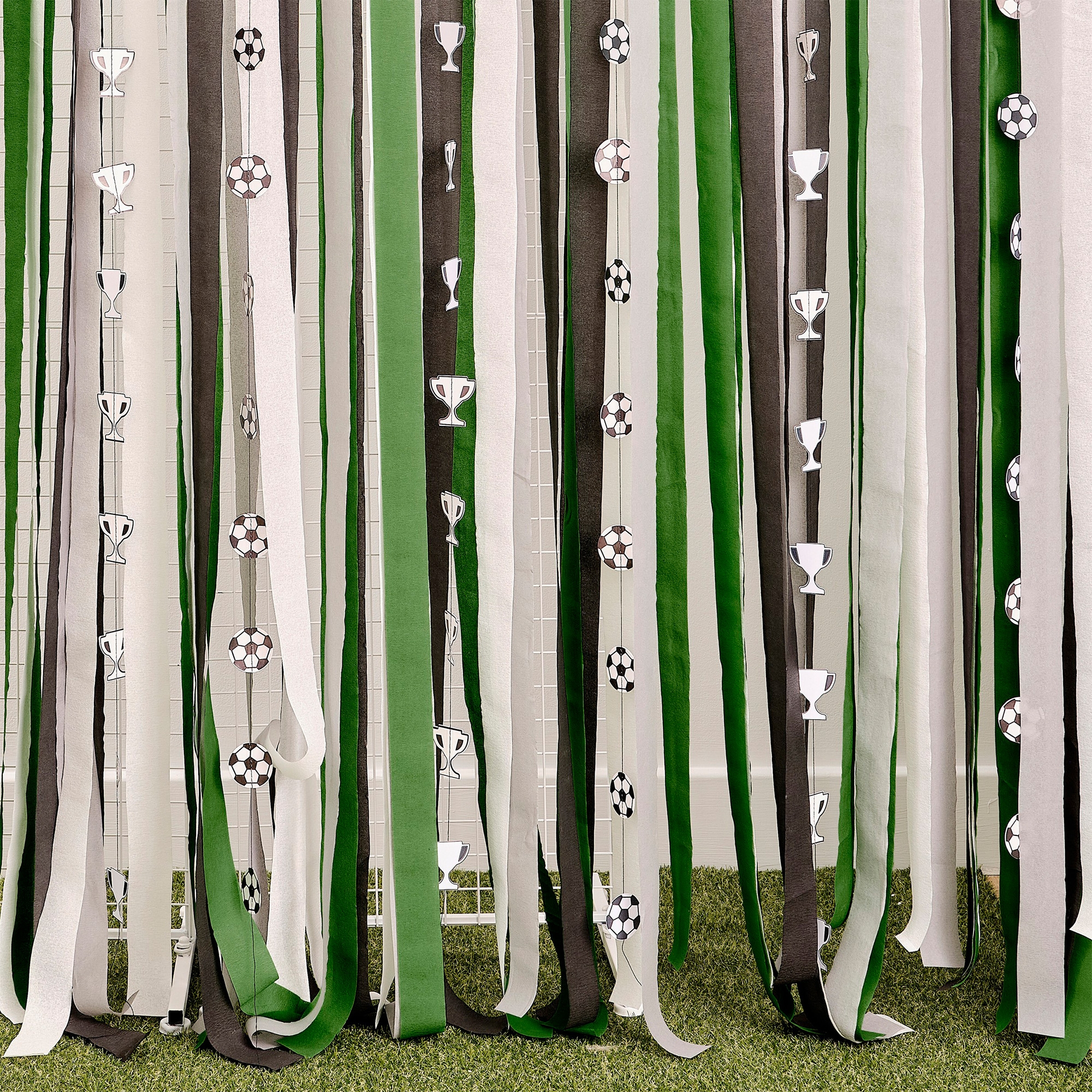 Backdrop Paper Streamer "Fußball"