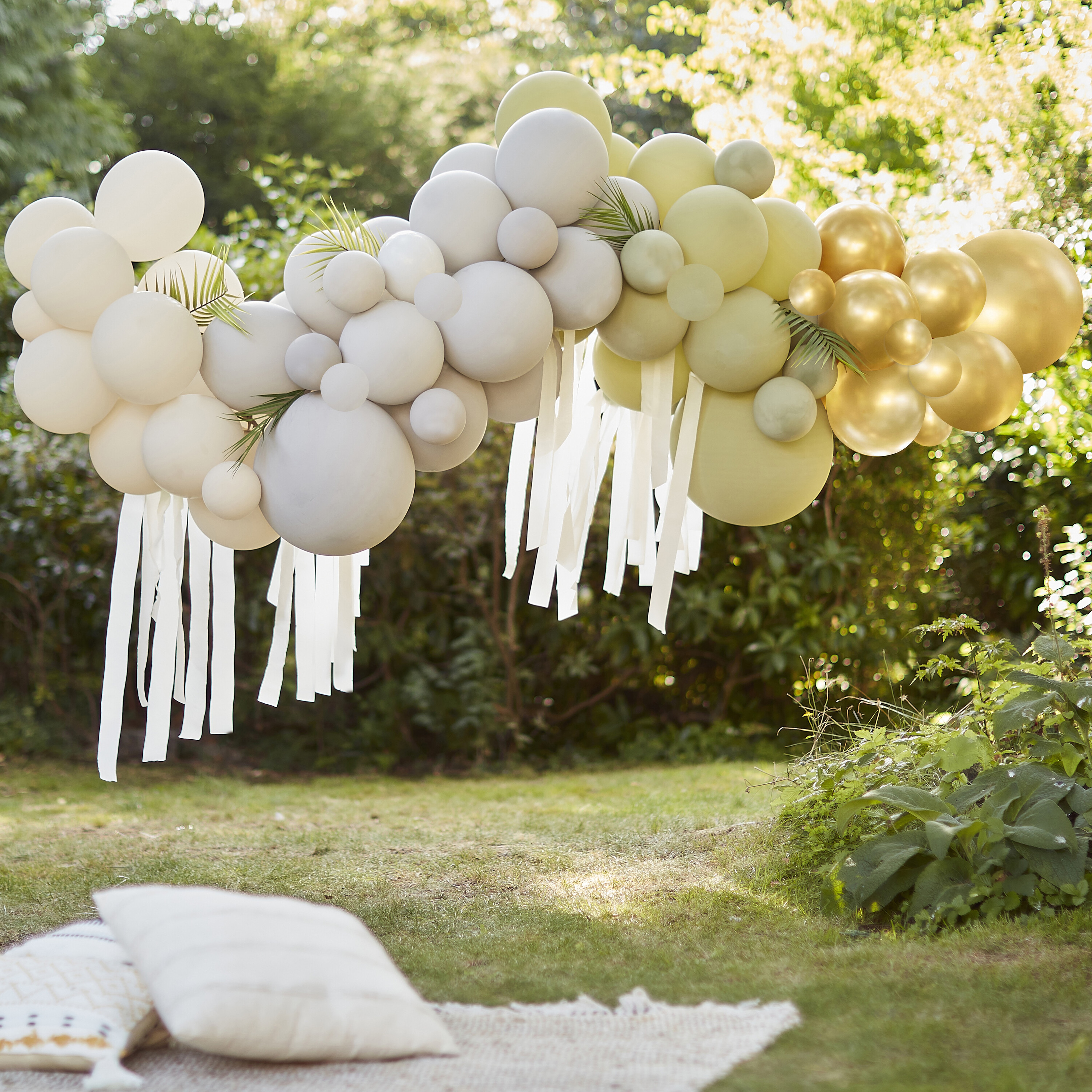 Let´s go WILD - DIY Ballongirlande zum Selberbauen mit Crepebändern und Palmenblättern