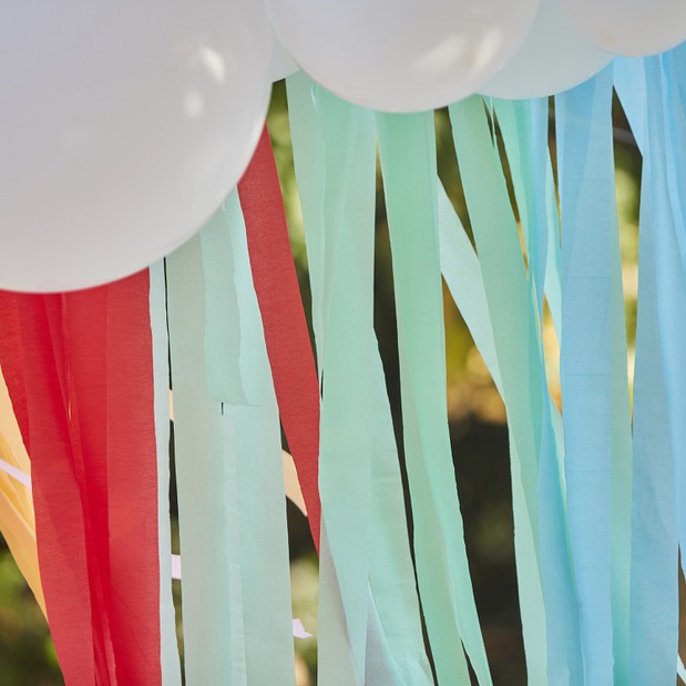 DIY "Ballonwolke" zum Selberbauen, Weiß mit Pastellfarbenen Crepebändern