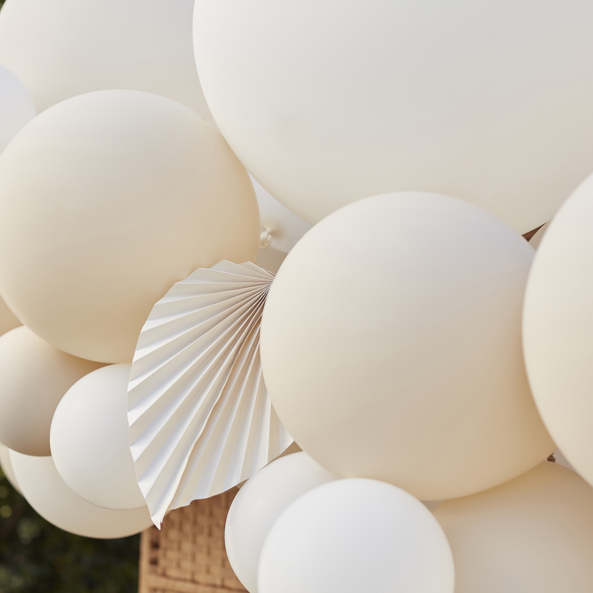 DIY Ballongirlande zum Selberbauen - Nude/Creme/Weiß mit Fächern