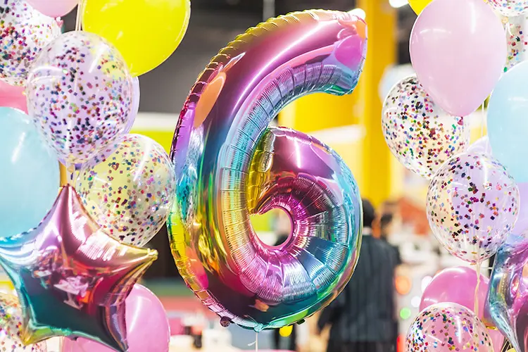 Bunte Folienballons und Zahlenballons in verschiedenen Farben