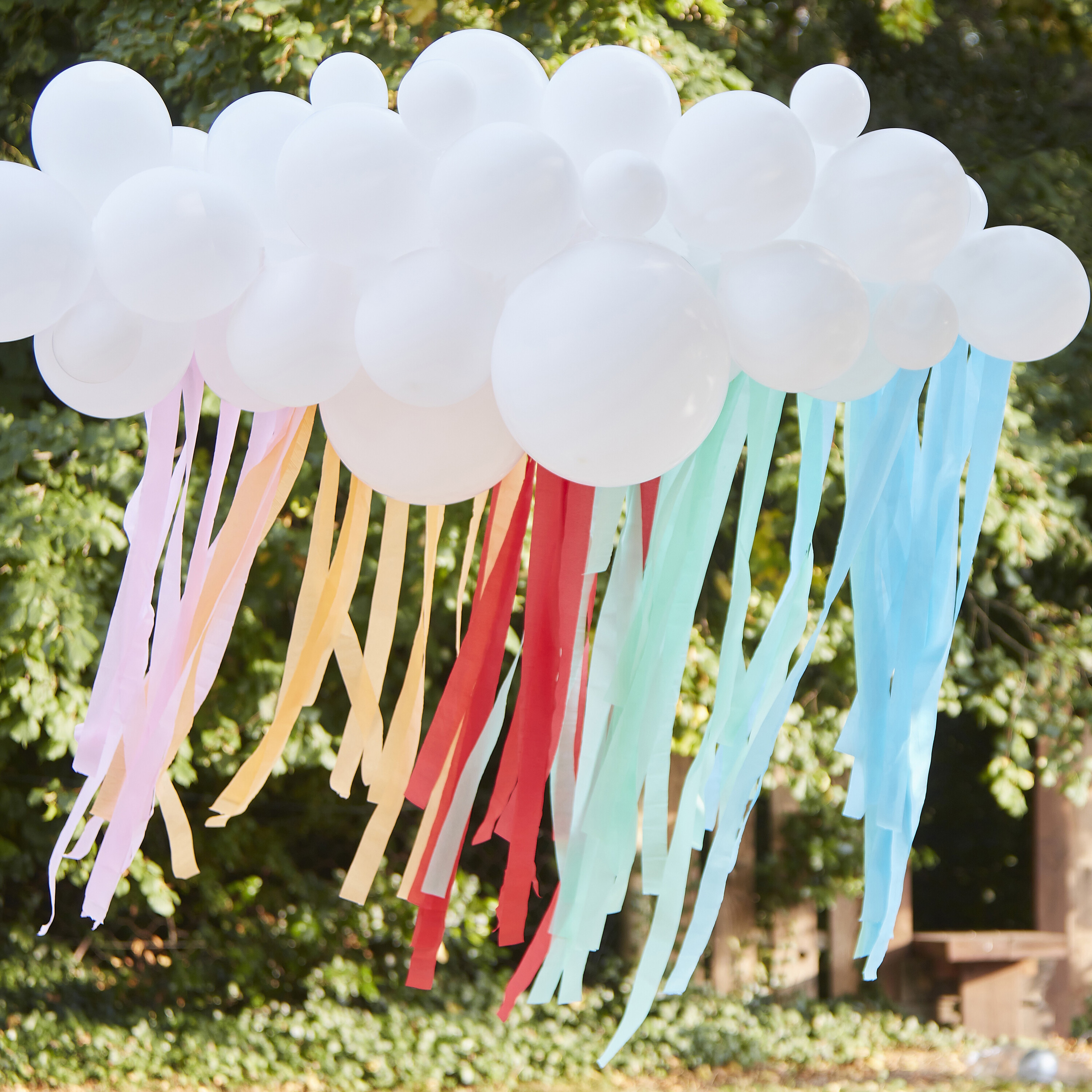 DIY "Ballonwolke" zum Selberbauen, Weiß mit Pastellfarbenen Crepebändern